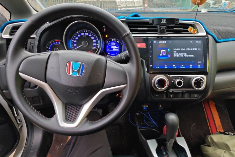 Used Honda Fit 2014 1.5L SE CVT Fashion Model Center Console