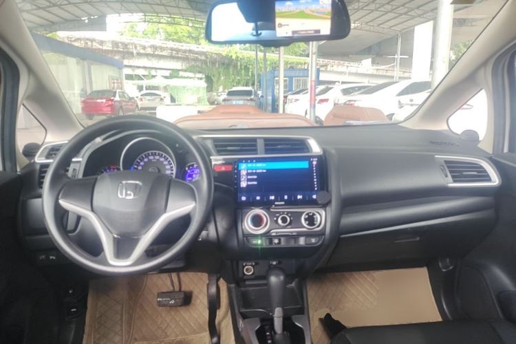Used Honda Fit 2014 1.5L SE CVT Fashion Model Center Console