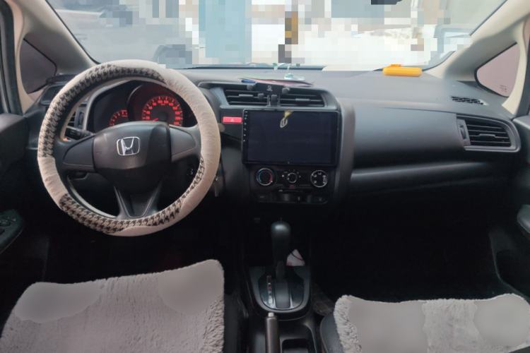 Used Honda Fit 2014 1.5L SE CVT Fashion Model Center Console