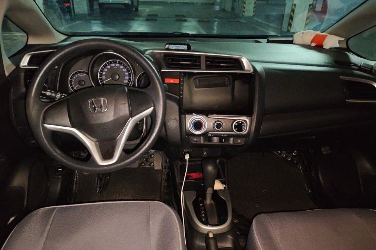 Used Honda Fit 2014 1.5L SE CVT Fashion Model Center Console