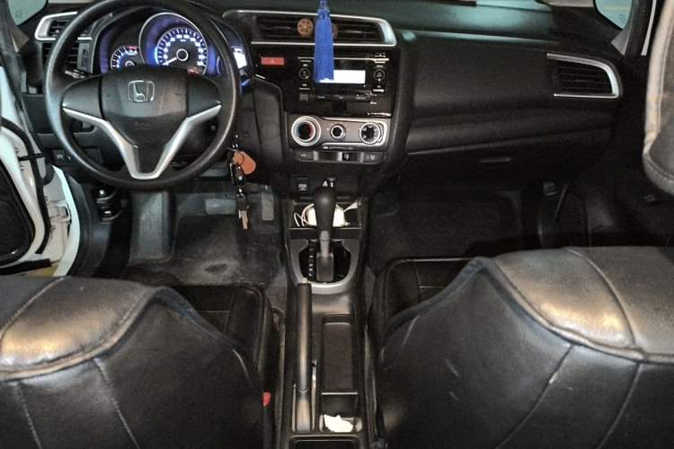 Used Honda Fit 2014 1.5L SE CVT Fashion Model Center Console