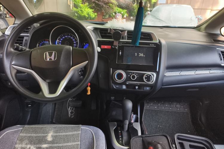 Used Honda Fit 2014 1.5L SE CVT Fashion Model Center Console