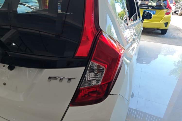 Used Honda Fit 2014 1.5L SE CVT Fashion Model Exterior 3