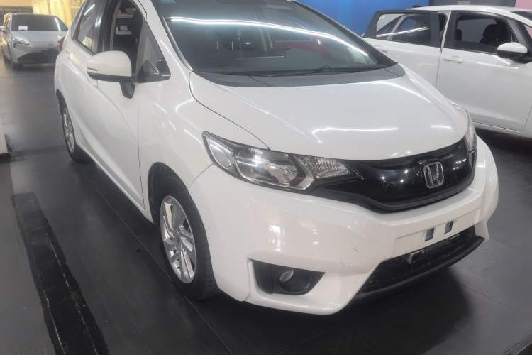 Used Honda Fit 2014 1.5L SE CVT Fashion Model Front Right 45 Deg