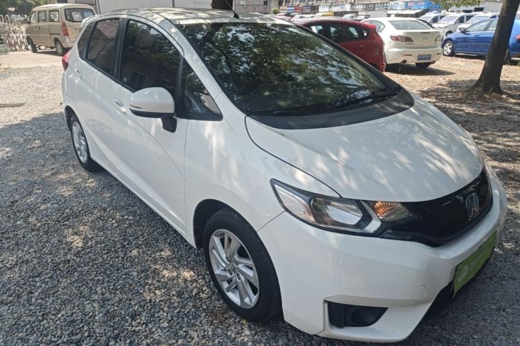 Used Honda Fit 2014 1.5L SE CVT Fashion Model Front Right 45 Deg