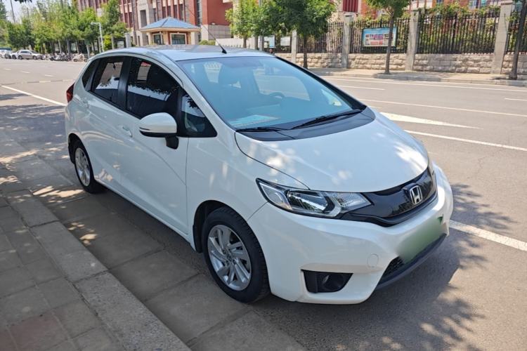 Used Honda Fit 2014 1.5L SE CVT Fashion Model Front Right 45 Deg