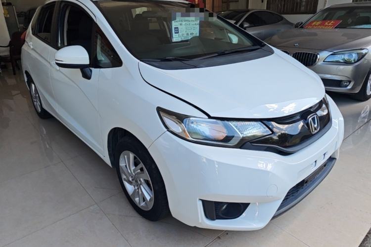 Used Honda Fit 2014 1.5L SE CVT Fashion Model Front Right 45 Deg