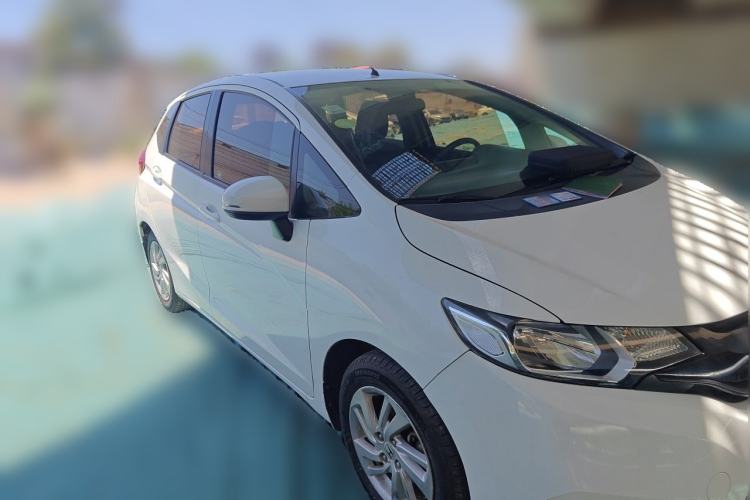 Used Honda Fit 2014 1.5L SE CVT Fashion Model Front Right 45 Deg