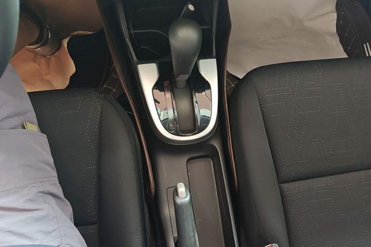Used Honda Fit 2014 1.5L SE CVT Fashion Model Gear Lever