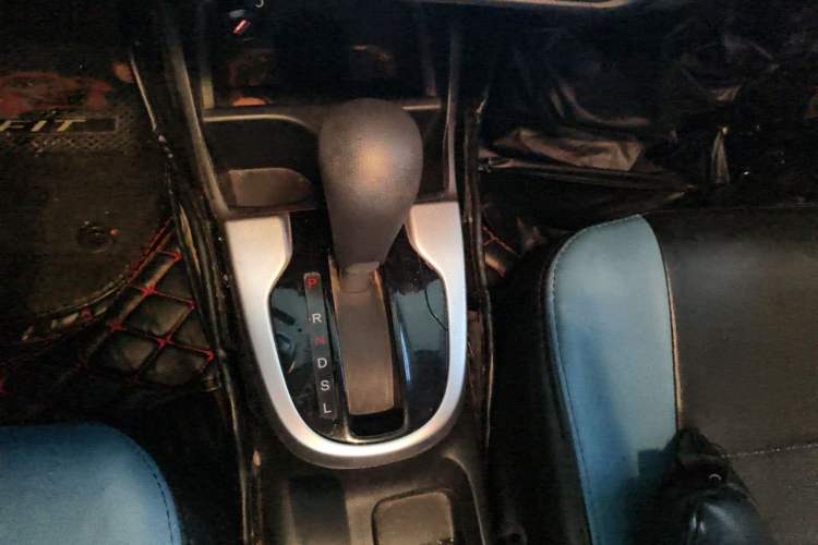 Used Honda Fit 2014 1.5L SE CVT Fashion Model Gear Lever