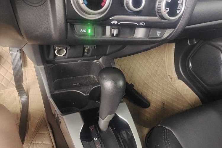 Used Honda Fit 2014 1.5L SE CVT Fashion Model Gear Lever