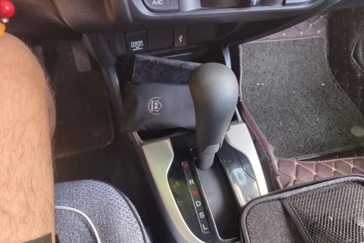 Used Honda Fit 2014 1.5L SE CVT Fashion Model Gear Lever