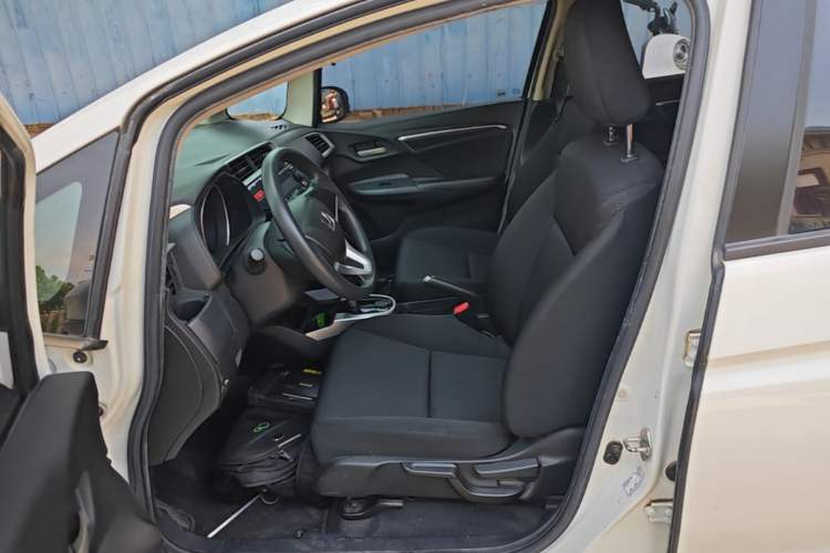 Used Honda Fit 2014 1.5L SE CVT Fashion Model Left Front Seat