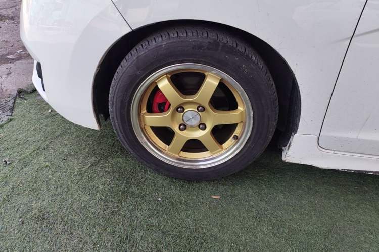 Used Honda Fit 2014 1.5L LX Manual Comfort Model Left Front Wheel Hub