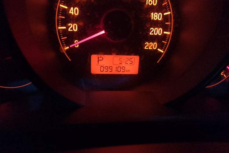 Used Honda Fit 2014 1.5L SE CVT Fashion Model Odometer Close Up