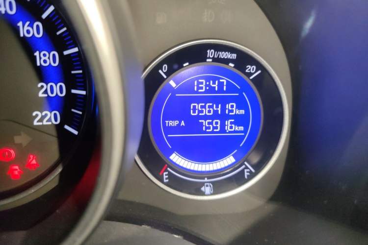 Used Honda Fit 2014 1.5L SE CVT Fashion Model Odometer Close Up