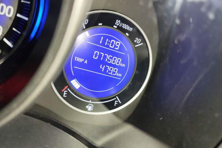 Used Honda Fit 2014 1.5L SE CVT Fashion Model Odometer Close Up