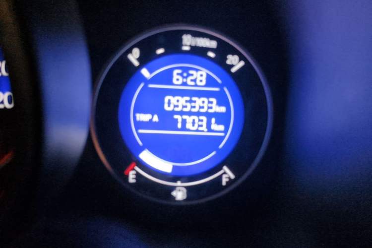 Used Honda Fit 2014 1.5L SE CVT Fashion Model Odometer Close Up