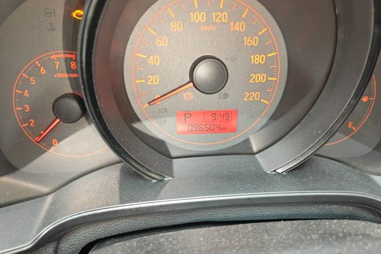 Used Honda Fit 2014 1.5L SE CVT Fashion Model Odometer Close Up