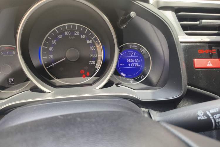 Used Honda Fit 2014 1.5L SE CVT Fashion Model Odometer Close Up