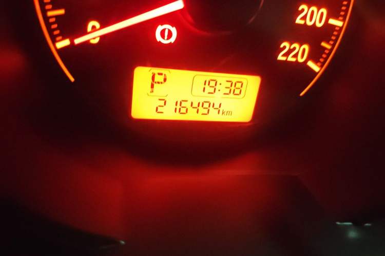 Used Honda Fit 2014 1.5L SE CVT Fashion Model Odometer Close Up