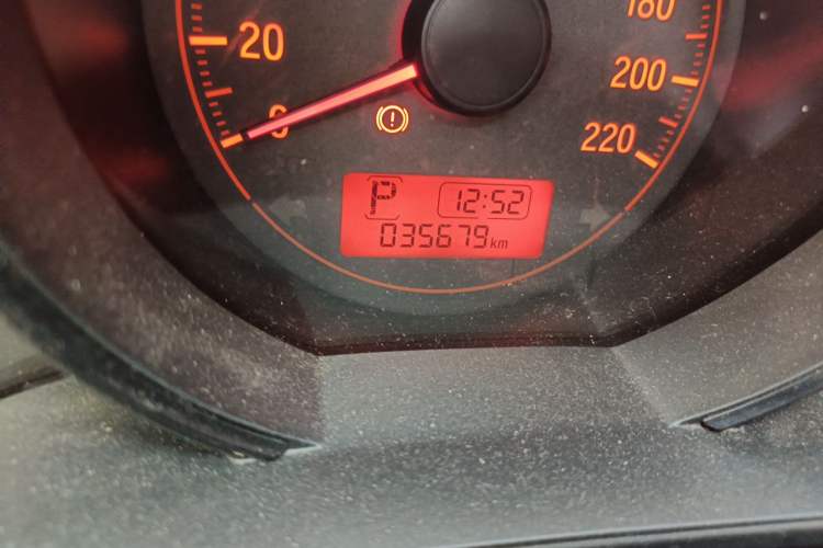 Used Honda Fit 2014 1.5L LX CVT Comfort Model Odometer Close Up