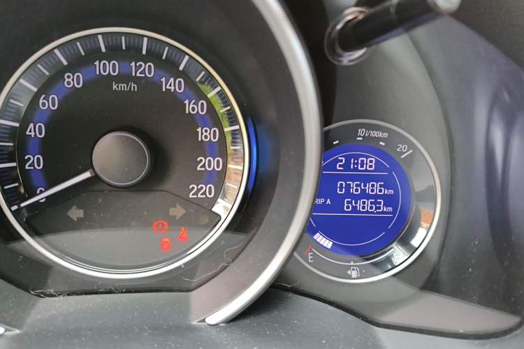 Used Honda Fit 2014 1.5L SE CVT Fashion Model Odometer Close Up