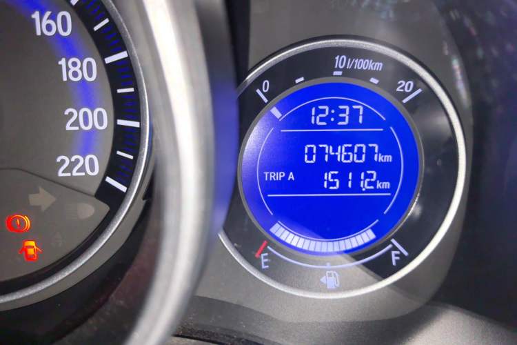 Used Honda Fit 2014 1.5L SE CVT Fashion Model Odometer Close Up