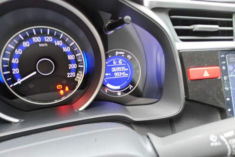 Used Honda Fit 2014 1.5L SE CVT Fashion Model Odometer Close Up