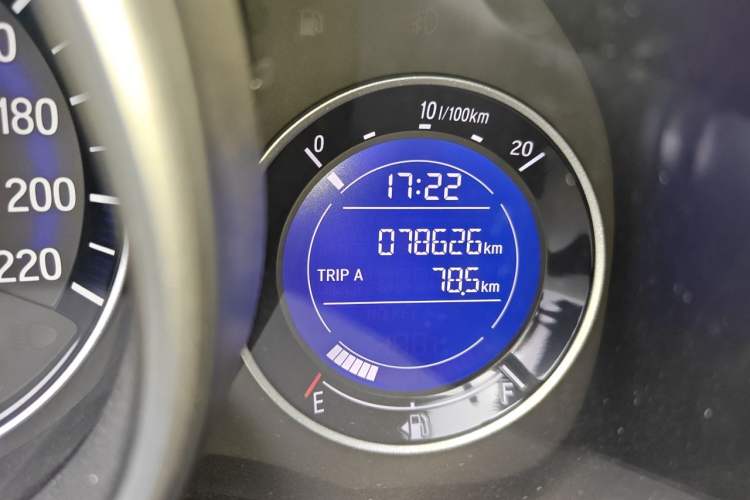 Used Honda Fit 2014 1.5L SE CVT Fashion Model Odometer Close Up