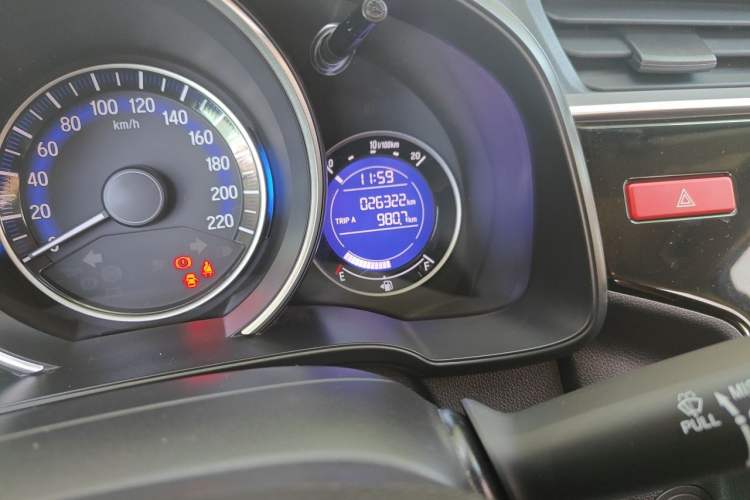 Used Honda Fit 2014 1.5L SE CVT Fashion Model Odometer Close Up