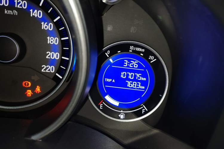 Used Honda Fit 2014 1.5L SE CVT Fashion Model Odometer Close Up
