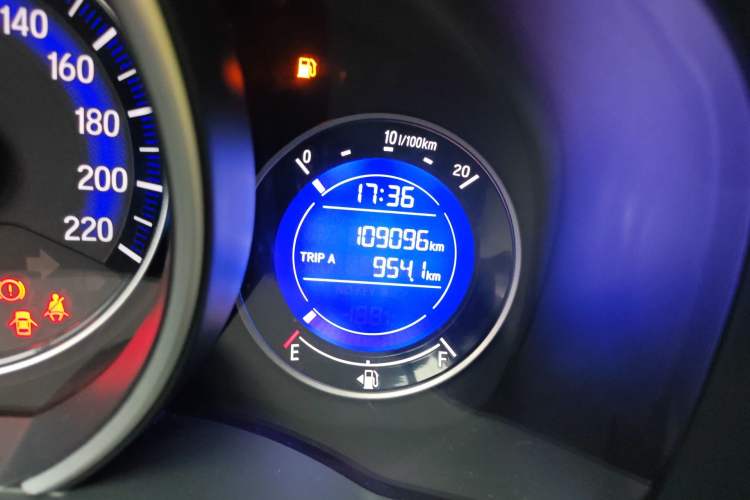 Used Honda Fit 2014 1.5L SE CVT Fashion Model Odometer Close Up