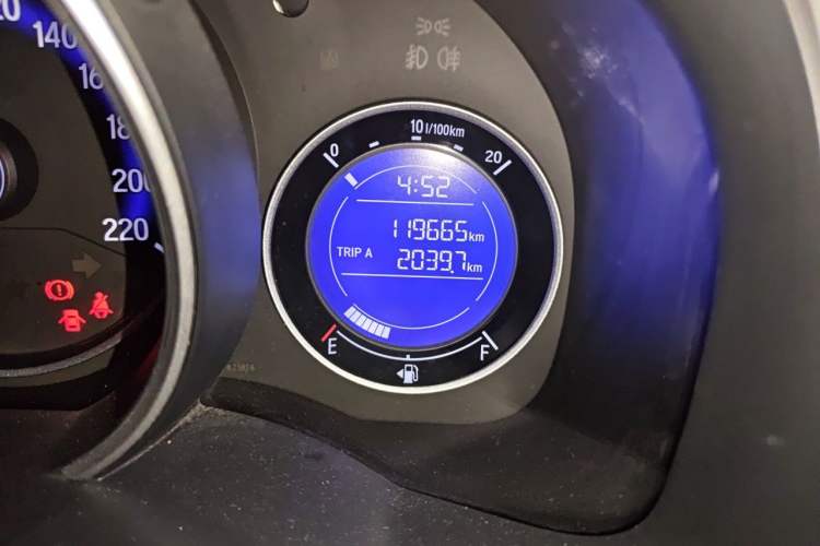 Used Honda Fit 2014 1.5L SE CVT Fashion Model Odometer Close Up