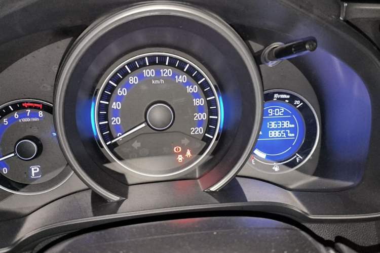 Used Honda Fit 2014 1.5L SE CVT Fashion Model Odometer Close Up