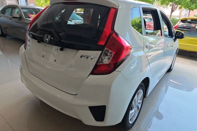 Used Honda Fit 2014 1.5L SE CVT Fashion Model Rear Right 45 Deg