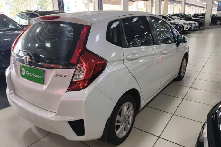 Used Honda Fit 2014 1.5L SE CVT Fashion Model Rear Right 45 Deg