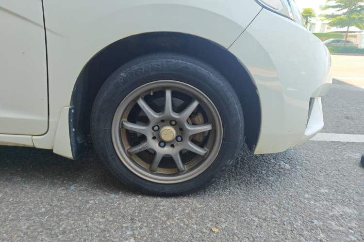 Used Honda Fit 2014 1.5L LX CVT Comfort Model Right Front Wheel Hub