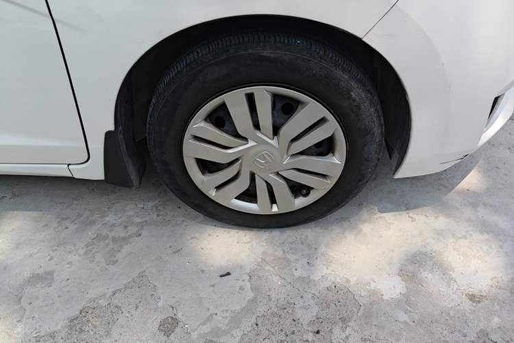 Used Honda Fit 2014 1.5L LX CVT Comfort Model Right Front Wheel Hub