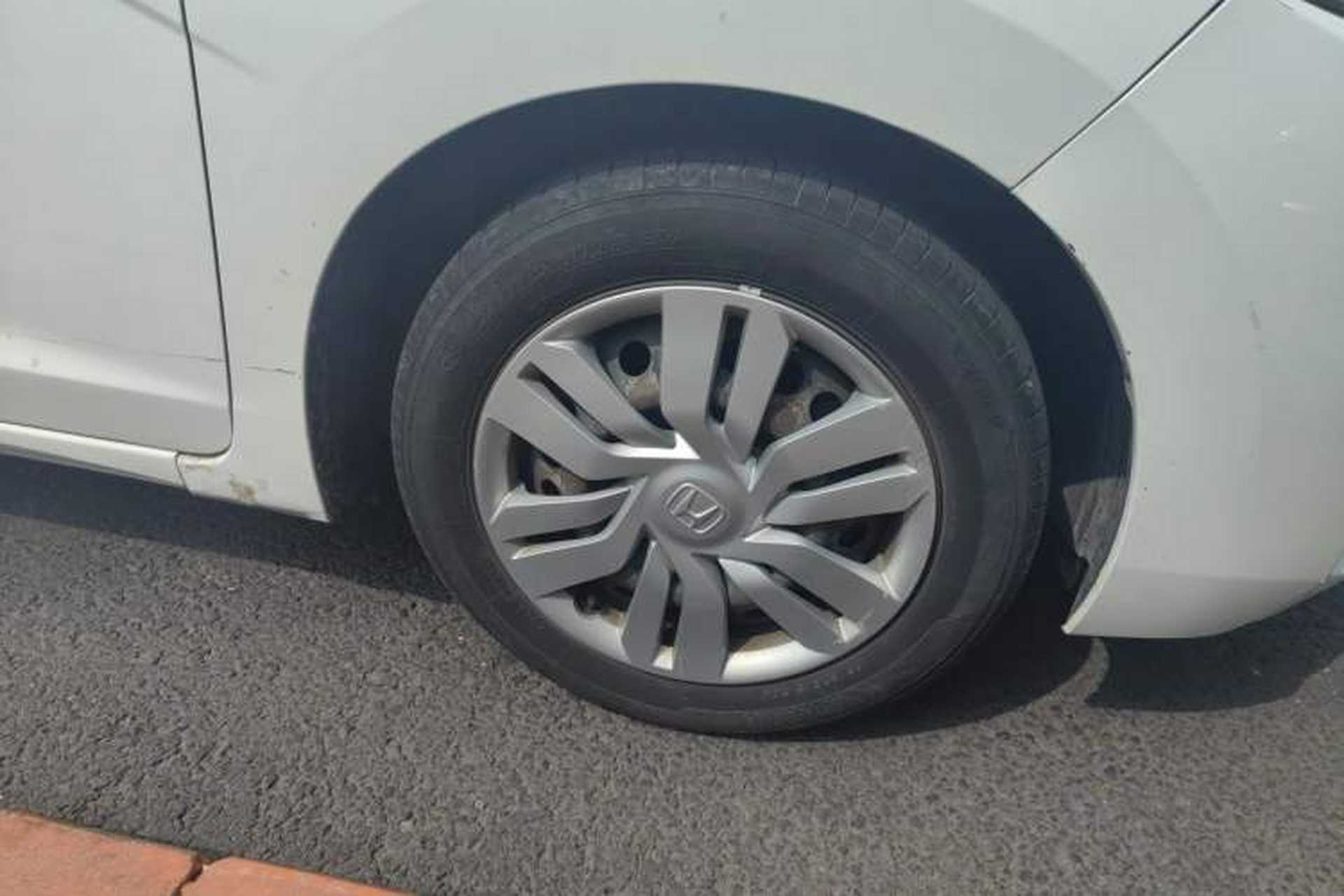 Used Honda Fit 2014 1.5L LX CVT Comfort Model Right Front Wheel Hub