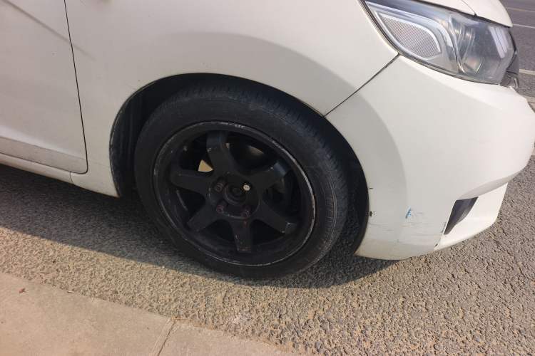 Used Honda Fit 2014 1.5L LX Manual Comfort Model Right Front Wheel Hub