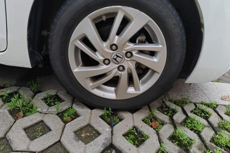 Used Honda Fit 2014 1.5L SE CVT Fashion Model Right Front Wheel Hub