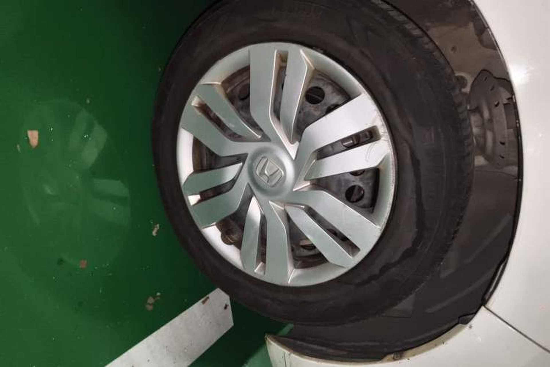 Used Honda Fit 2014 1.5L LX CVT Comfort Model Right Front Wheel Hub