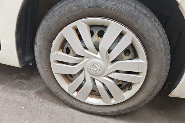 Used Honda Fit 2014 1.5L LX CVT Comfort Model Right Front Wheel Hub