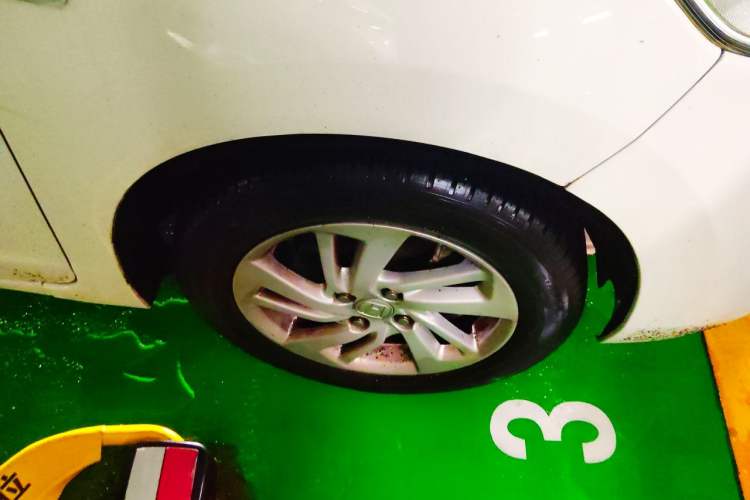 Used Honda Fit 2014 1.5L LX CVT Comfort Model Right Front Wheel Hub