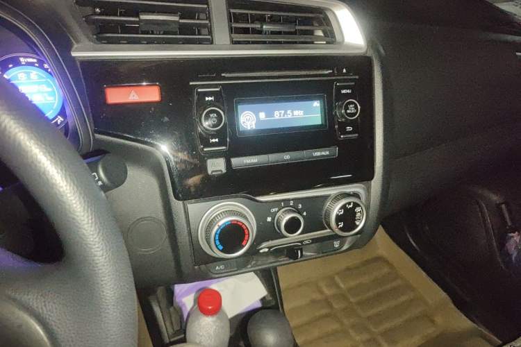 Used Honda Fit 2014 1.5L SE CVT Fashion Model Audio And AC Panel