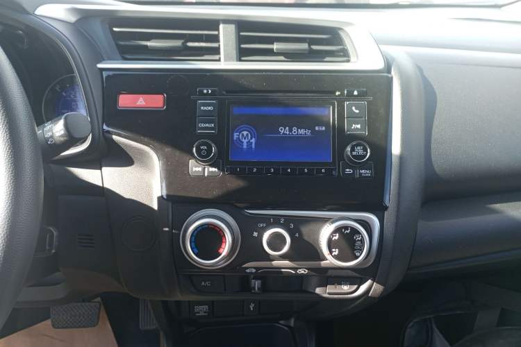 Used Honda Fit 2014 1.5L SE CVT Fashion Model Audio And AC Panel