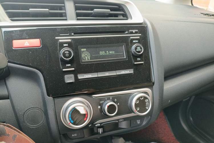 Used Honda Fit 2014 1.5L SE CVT Fashion Model Audio And AC Panel