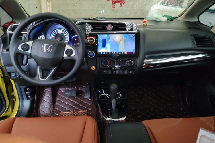 Used Honda Fit 2014 1.5L LX CVT Comfort Model Center Console