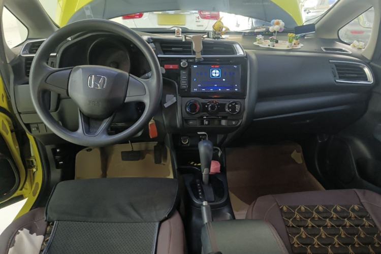 Used Honda Fit 2014 1.5L LX CVT Comfort Model Center Console